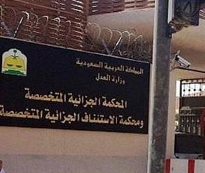 بالفيديو.. رد فعل الشيخ الفوزان على مسافر عربي بصق عليه وهو يصلى بالطائرة