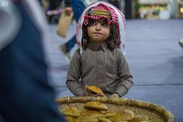 رئيس مجلس إدارة نادي الإبل يستقبل أبناء شهداء الواجب في مهرجان الملك عبدالعزيز للإبل