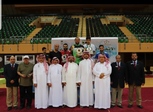 النصر والهلال يؤجلان حسم الدوري والاتحاد يؤكد بقاؤه بسداسية